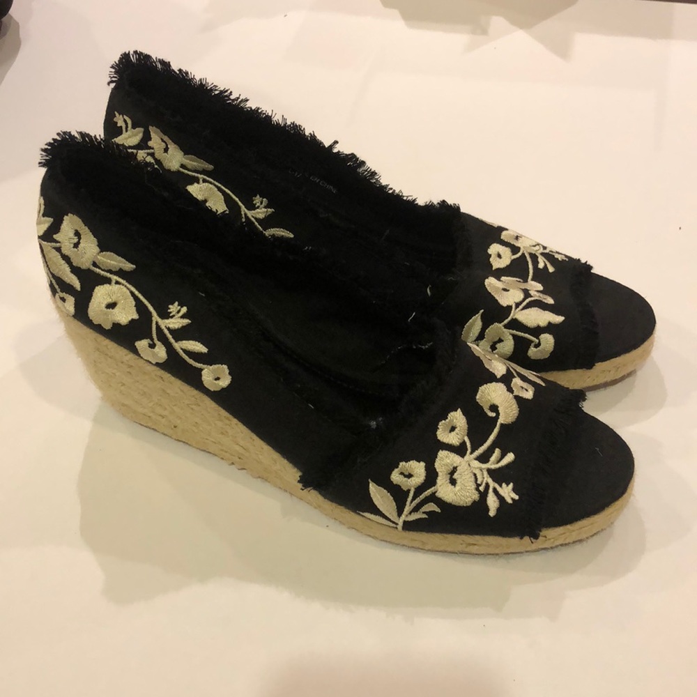 Ralph Lauren Black White Floral Embroidery Wedges